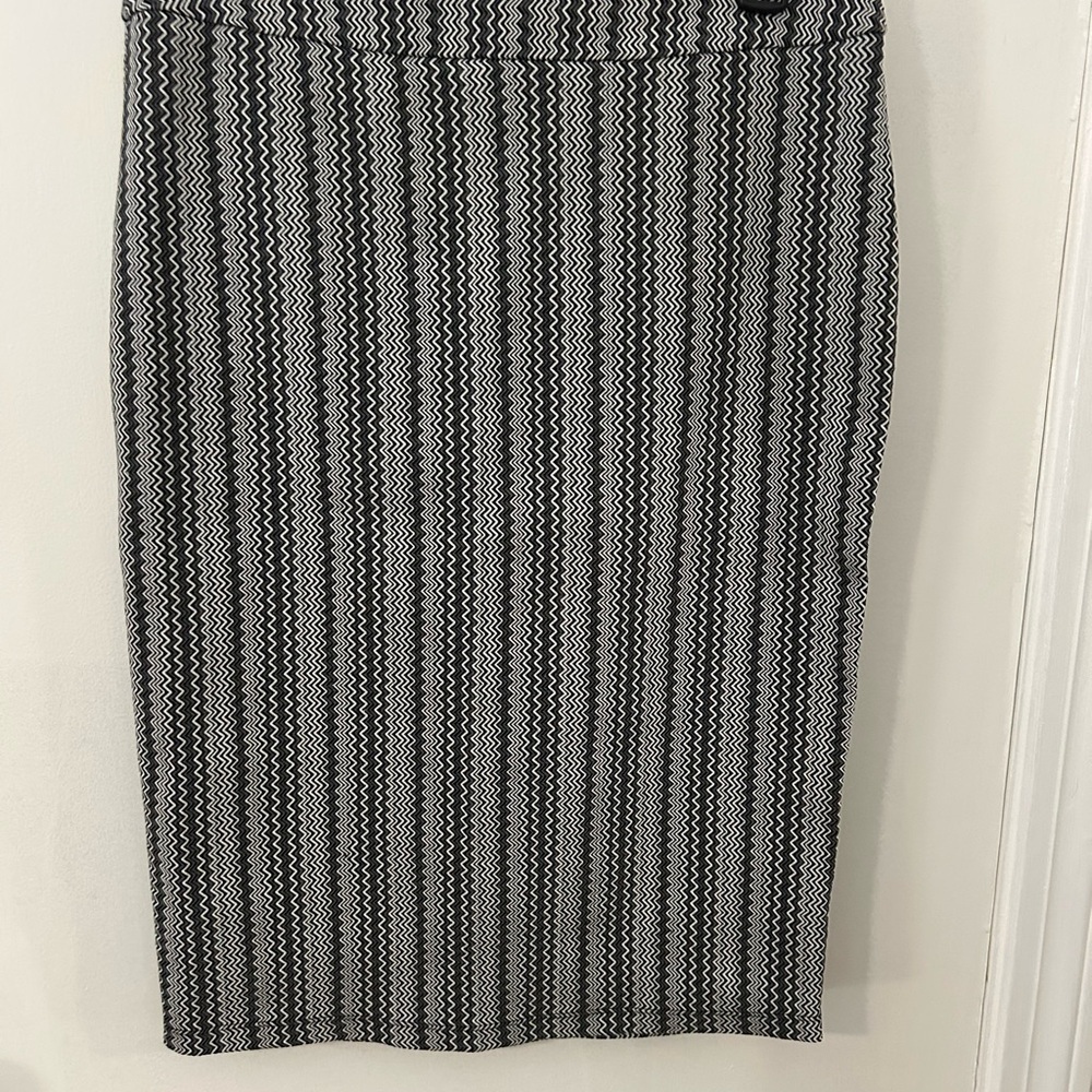 SOHO Apparel Ltd Women’s Pull-on Pencil Skirt Size M Black White Knee Length